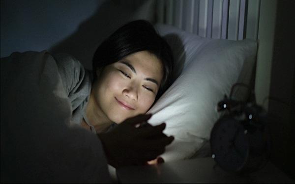Картинка к материалу: «Если вы оставляете на ночь мобильный телефон у кровати — обязательно прочтите эту статью!»