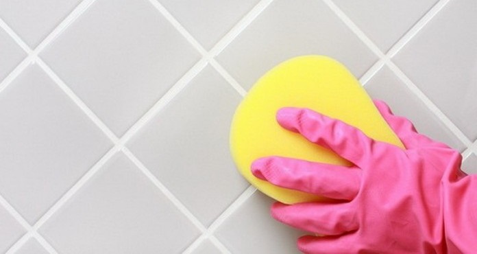 Картинка к материалу: «Плитка в ванной будет чистой всегда, если знать эту простую хитрость»